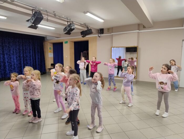 Miniaturka artykułu Zajęcia taneczno-ruchowe w Domu Kultury w Szerzynach